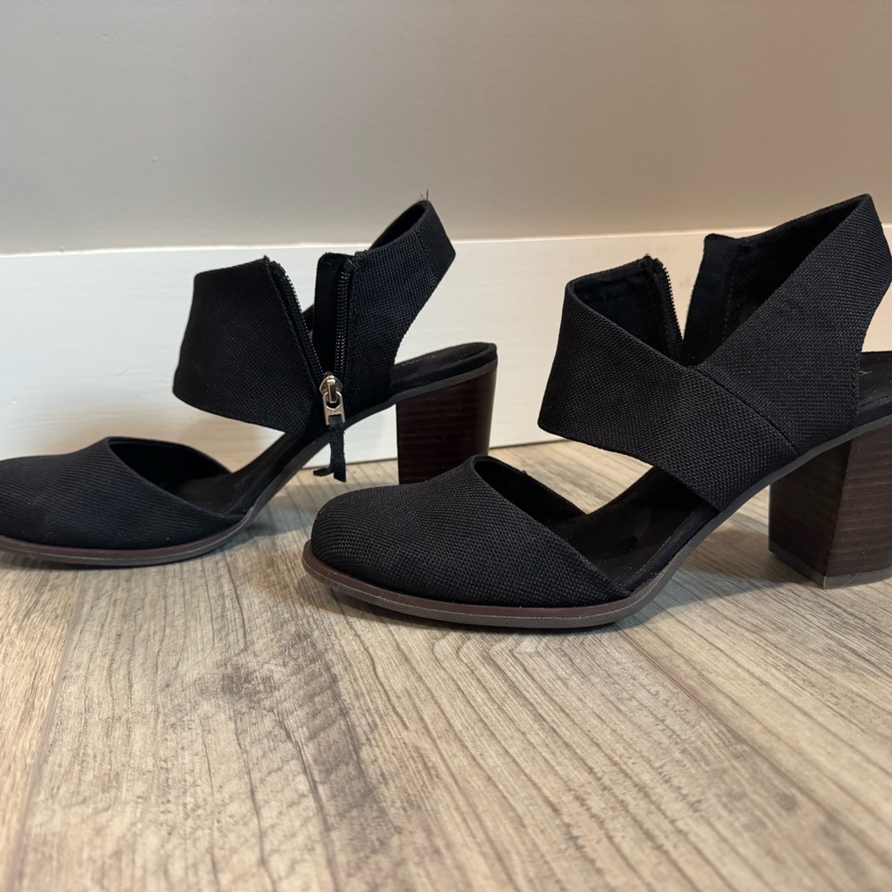 Toms Black Cutout Crossover Block Heel Sandals